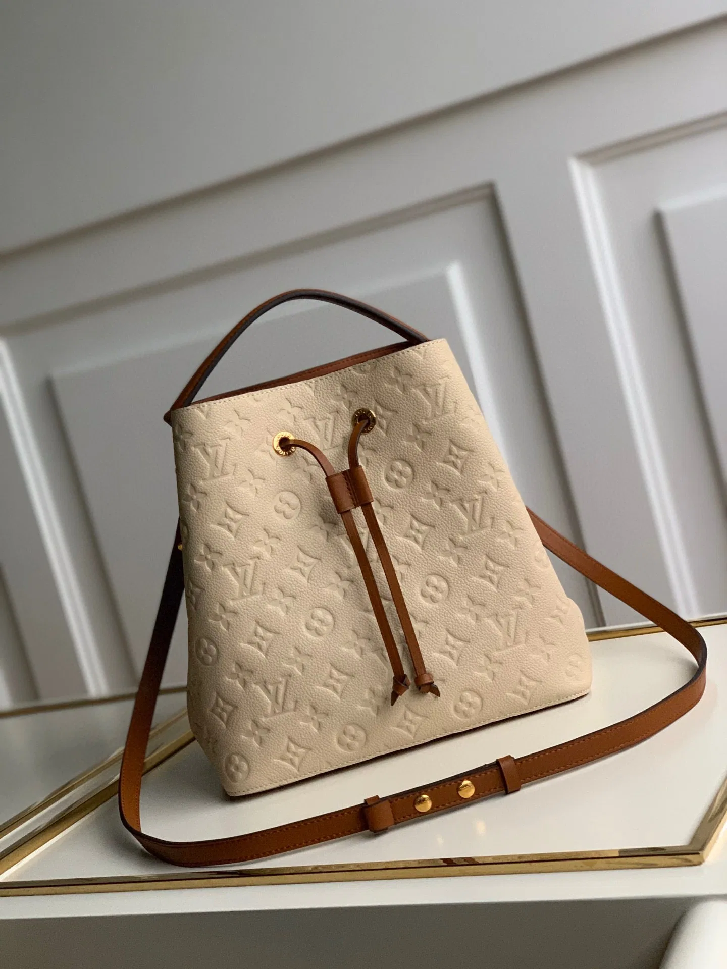 LV 27FW EJMGZXH 065 버킷백 17
