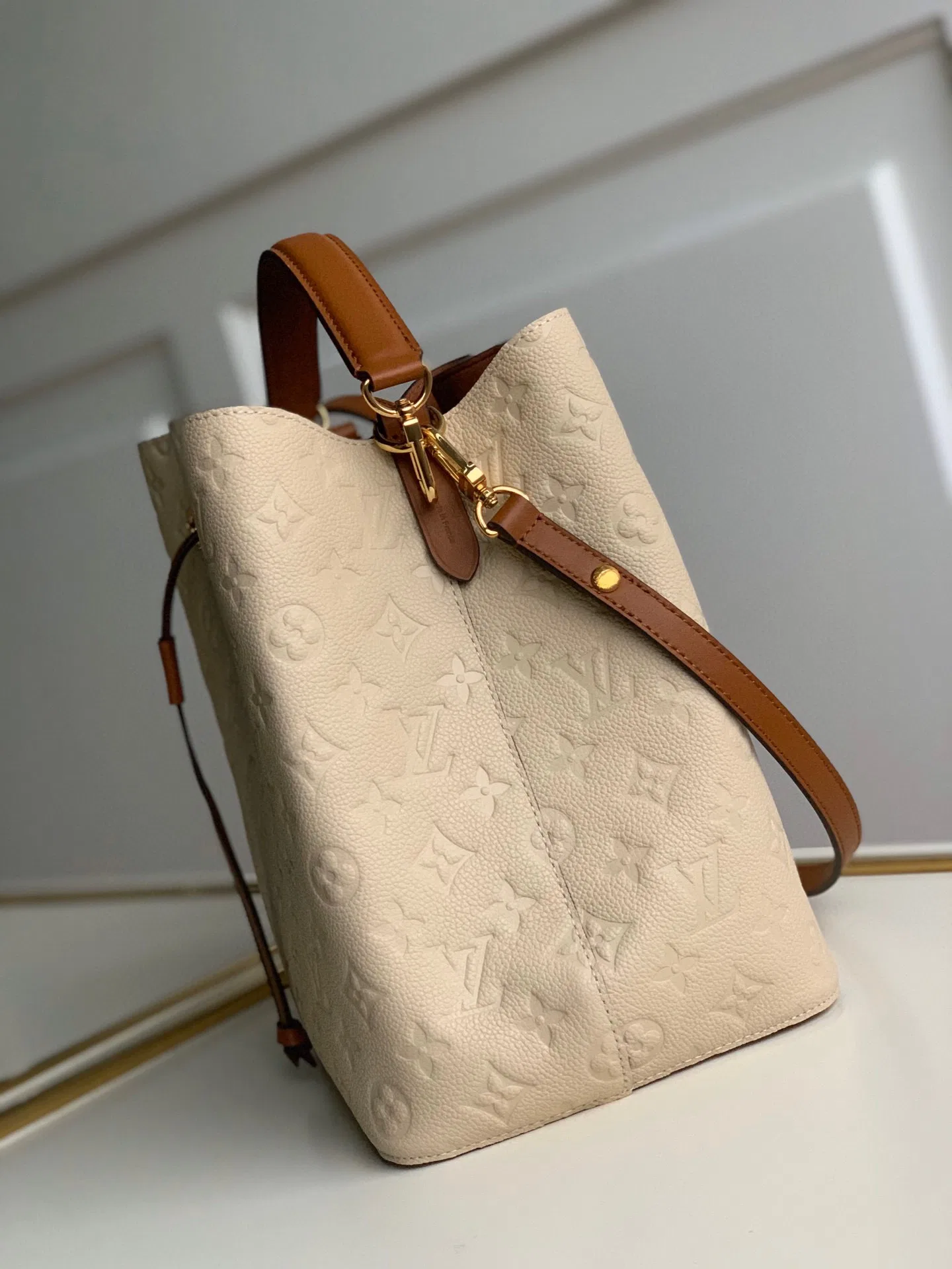LV 27FW EJMGZXH 065 버킷백 19