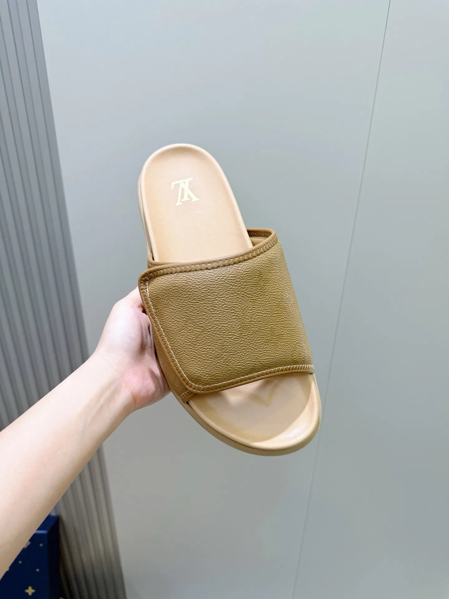 LV 27FW HOSLVLO 004 슬리퍼 10