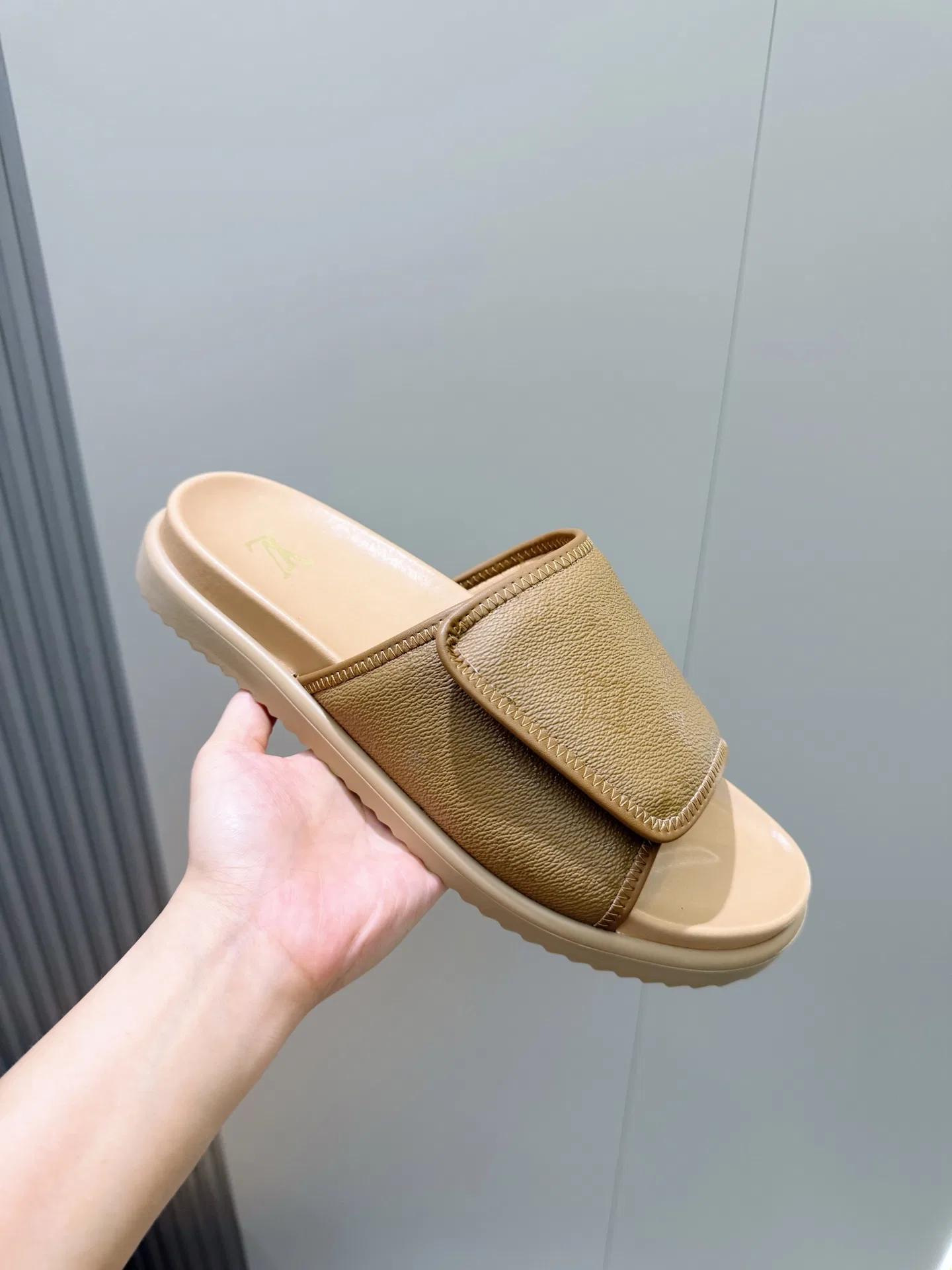 LV 27FW HOSLVLO 004 슬리퍼 11