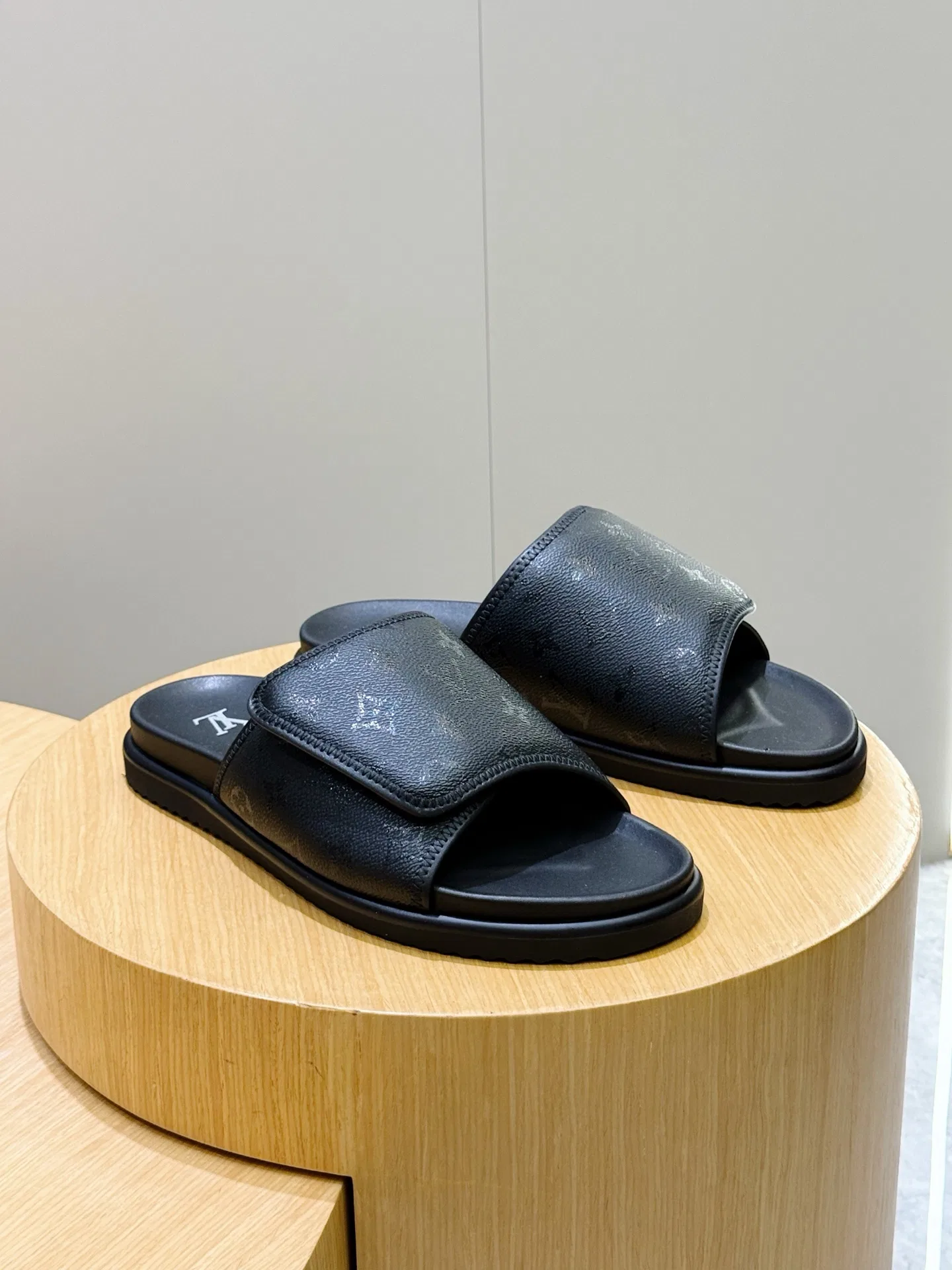 LV 27FW HOSLVLO 004 슬리퍼 15