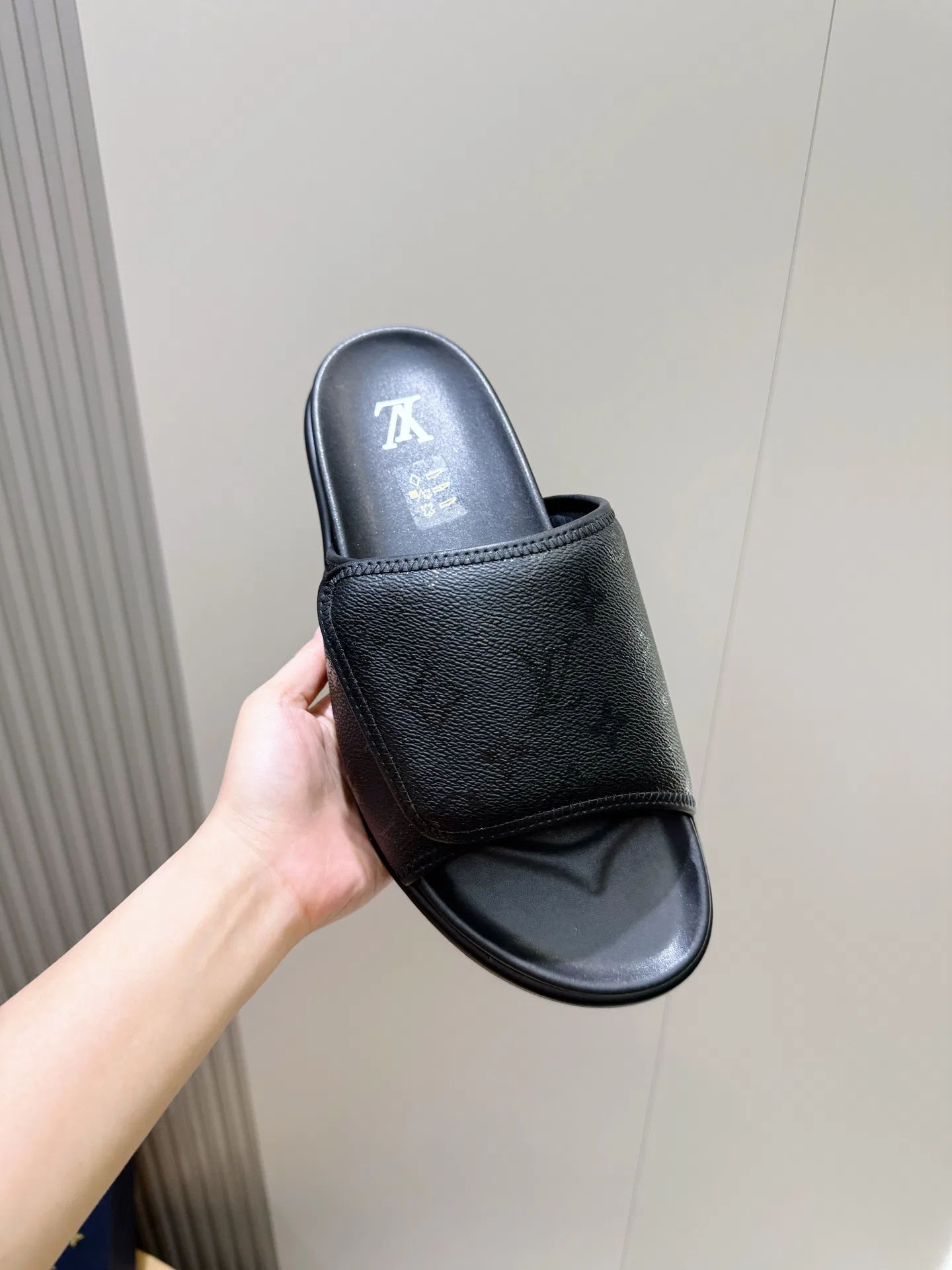 LV 27FW HOSLVLO 004 슬리퍼 16