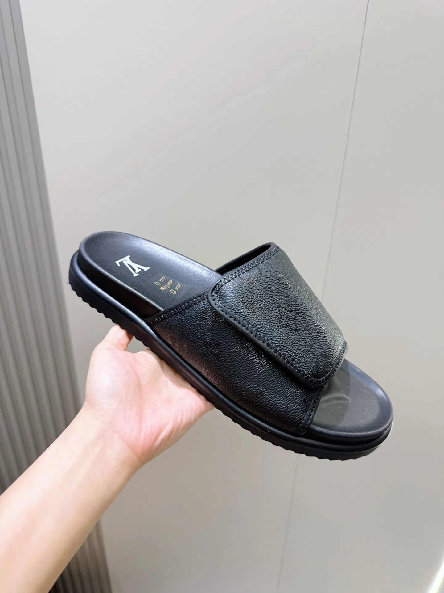 LV 27FW HOSLVLO 004 슬리퍼 17