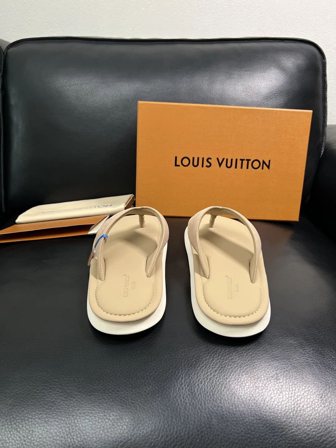 LV 27FW HOSLVLO 007 쪼리 8