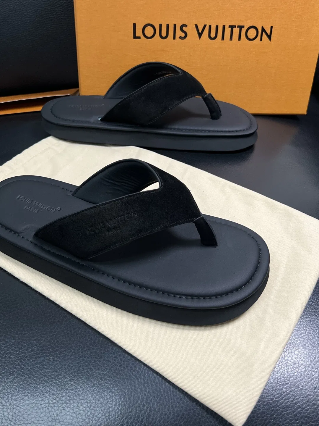 LV 27FW HOSLVLO 007 쪼리 15