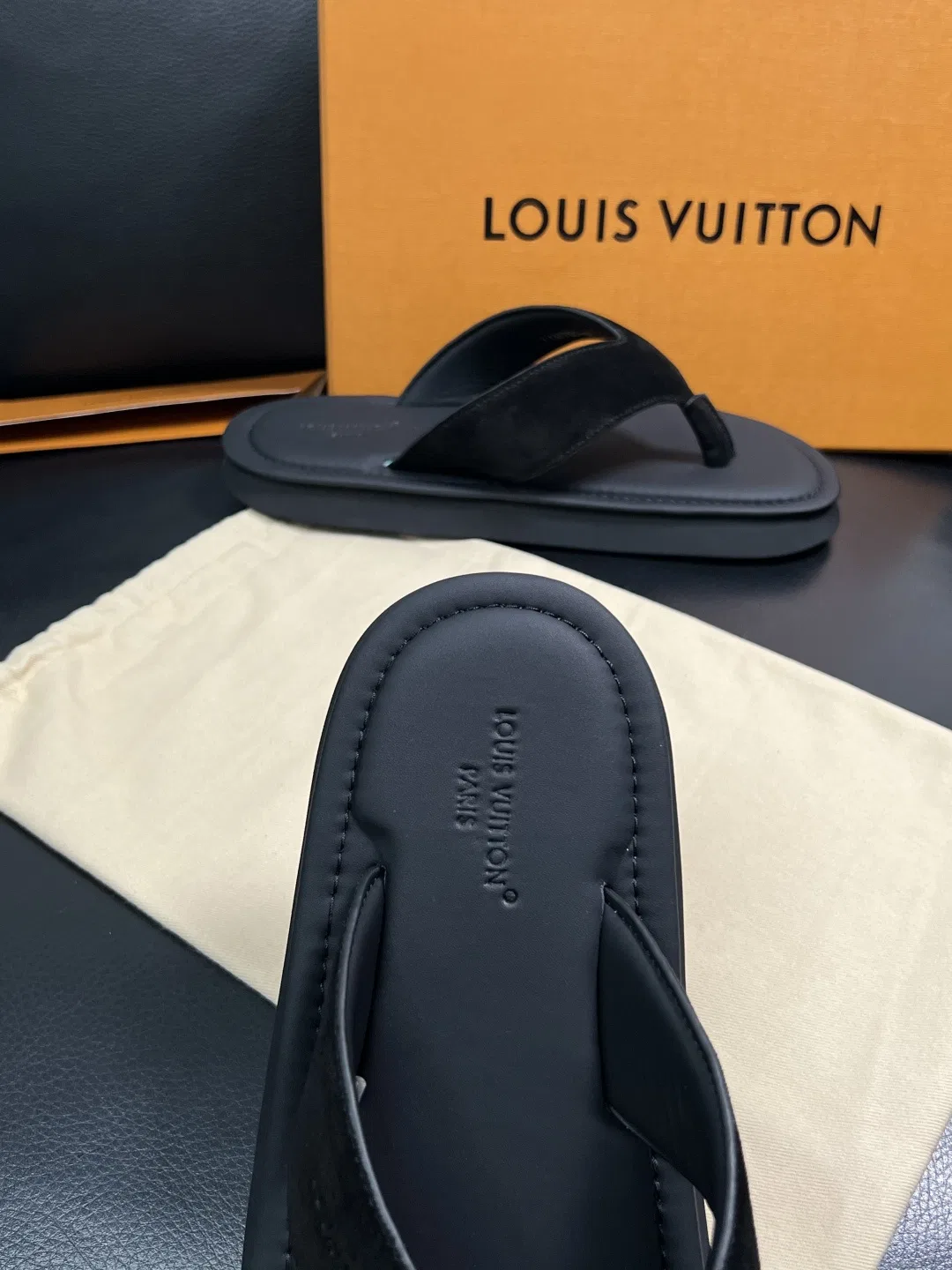 LV 27FW HOSLVLO 007 쪼리 16