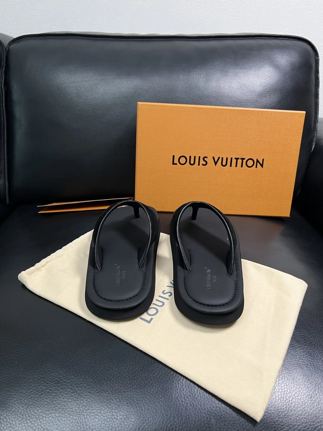 LV 27FW HOSLVLO 007 쪼리 17