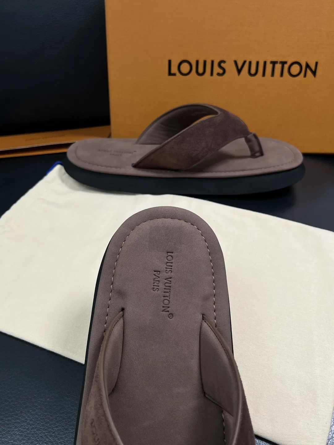 LV 27FW HOSLVLO 007 쪼리 25