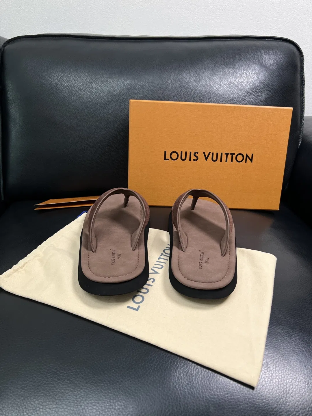 LV 27FW HOSLVLO 007 쪼리 26