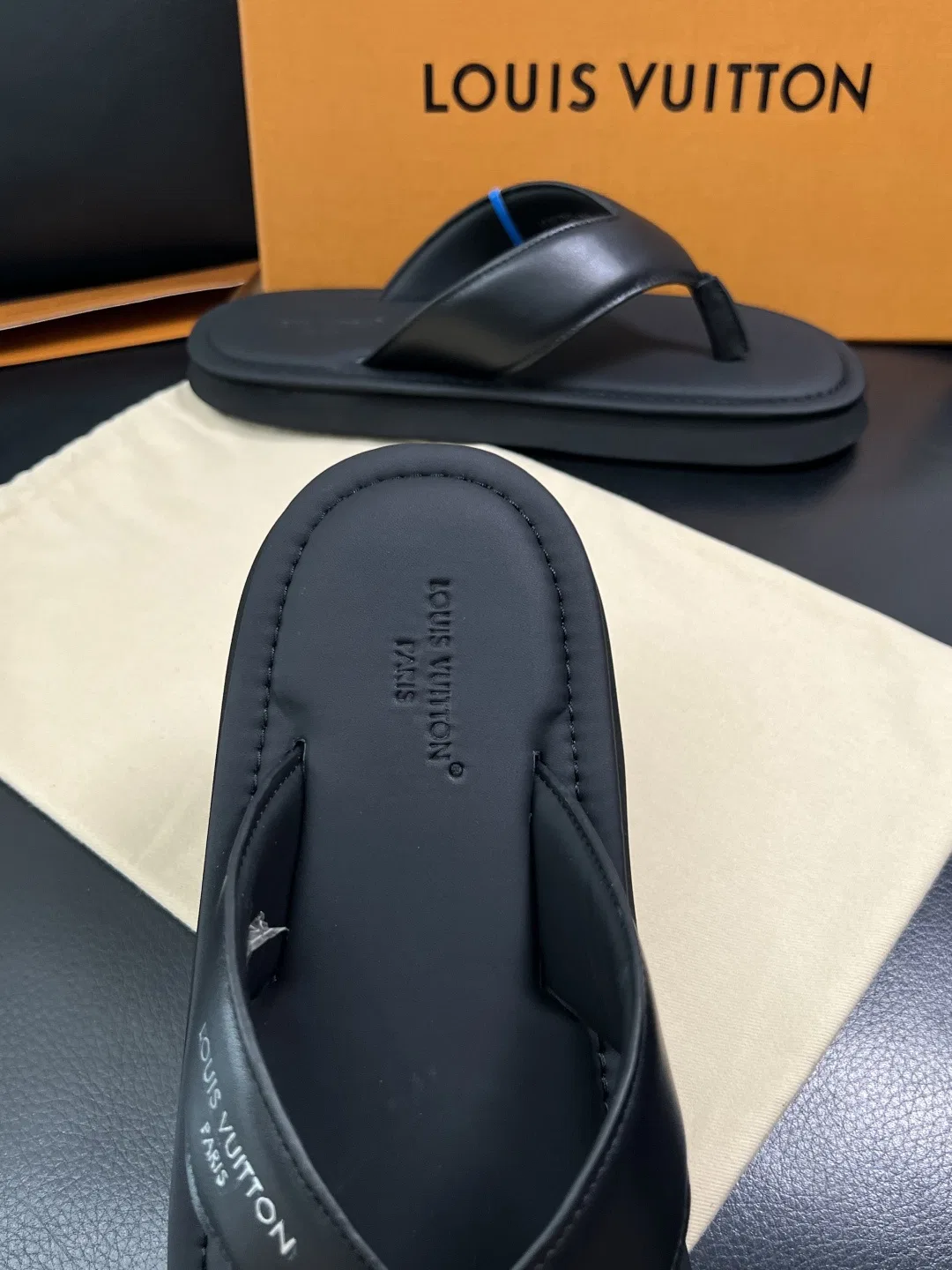 LV 27FW HOSLVLO 007 쪼리 34