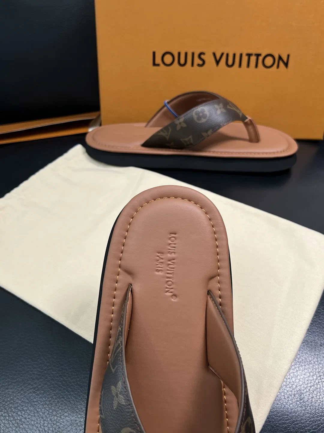 LV 27FW HOSLVLO 008 쪼리 7