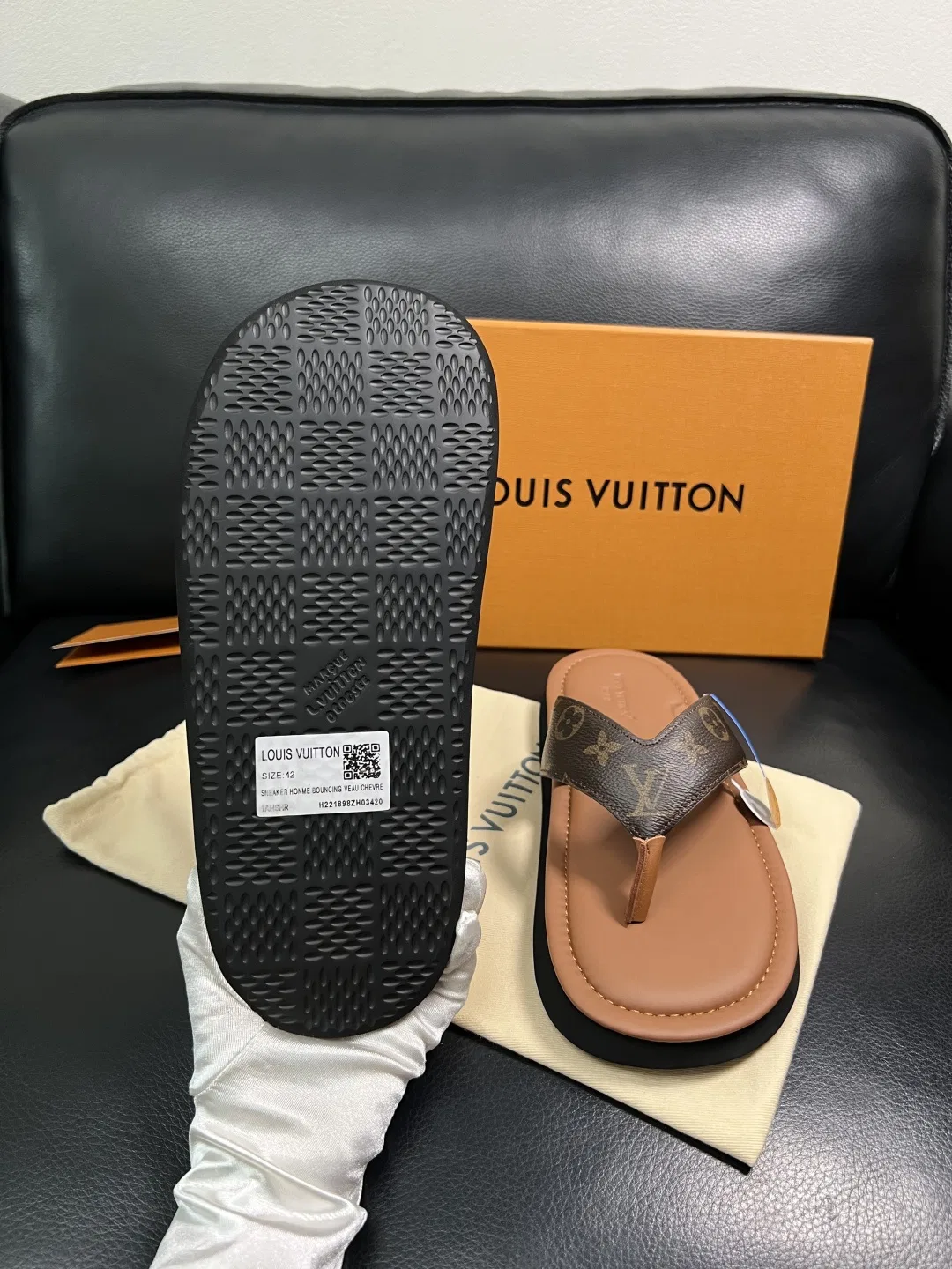 LV 27FW HOSLVLO 008 쪼리 9