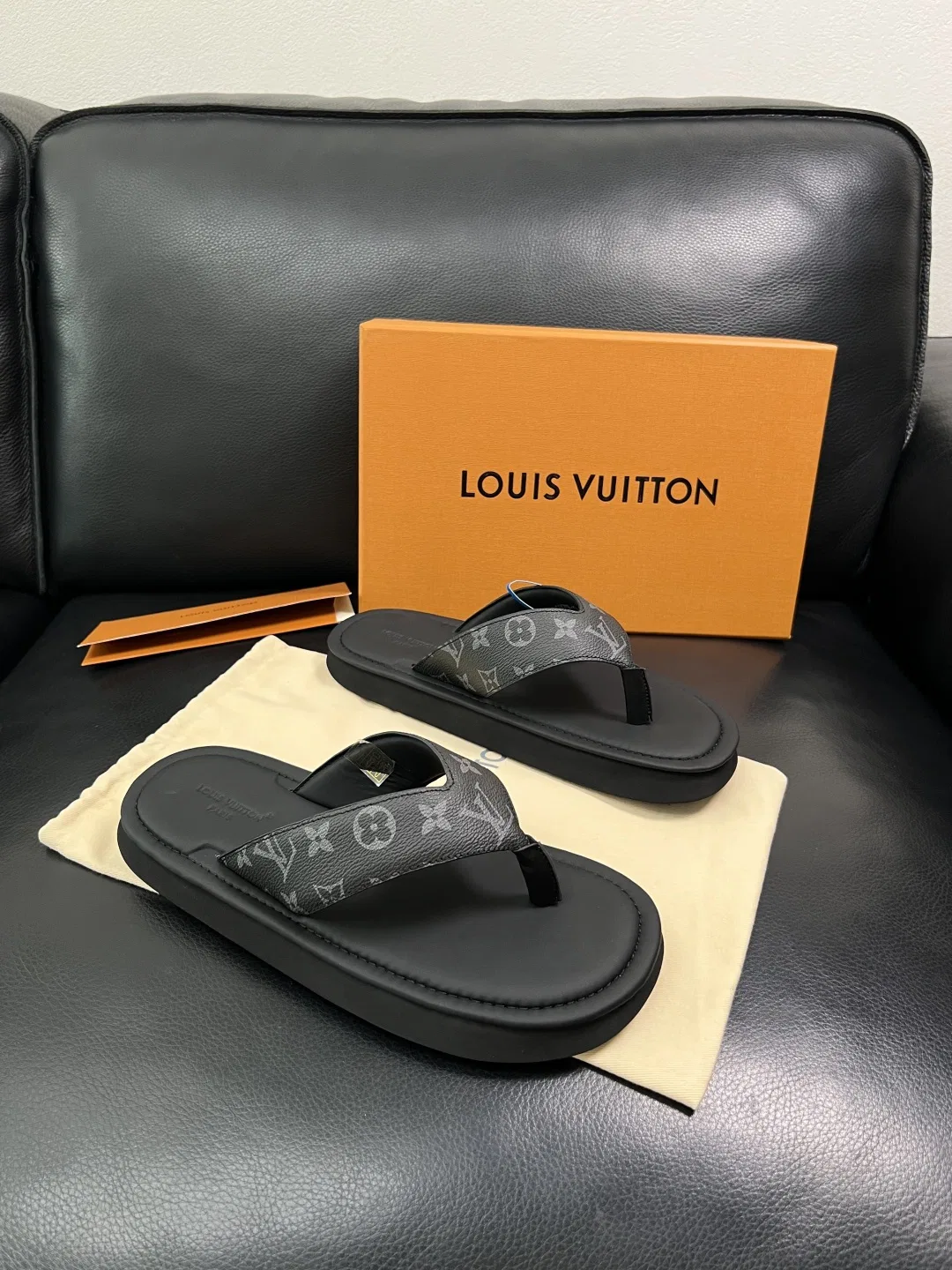 LV 27FW HOSLVLO 008 쪼리 10