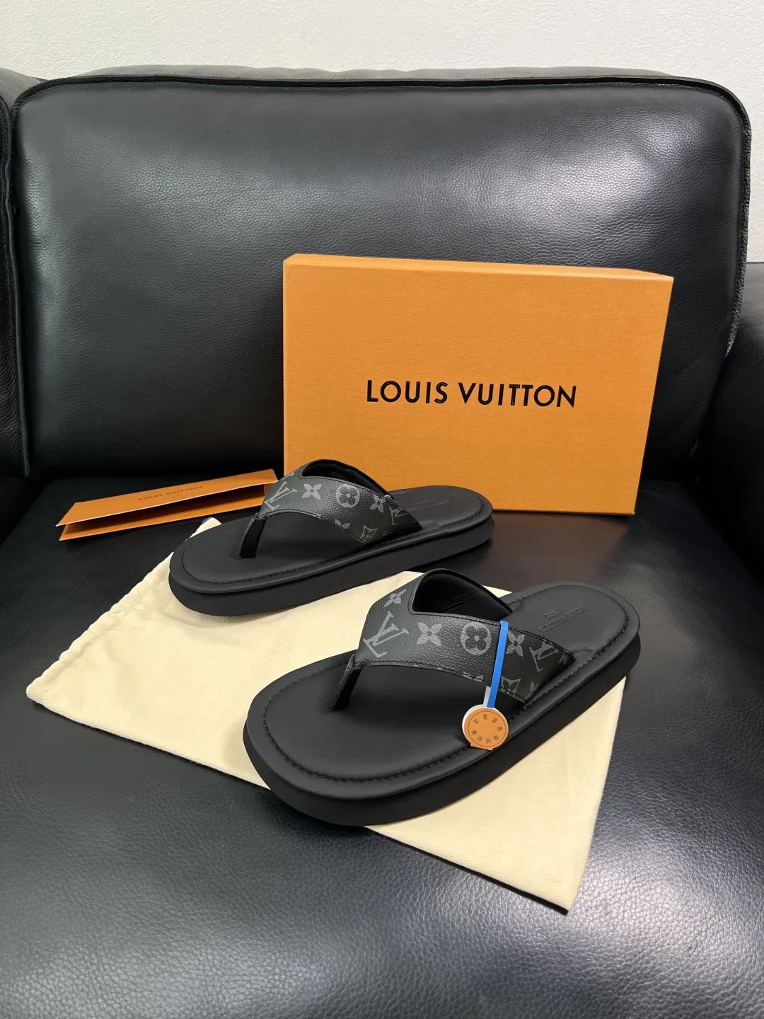 LV 27FW HOSLVLO 008 쪼리 11