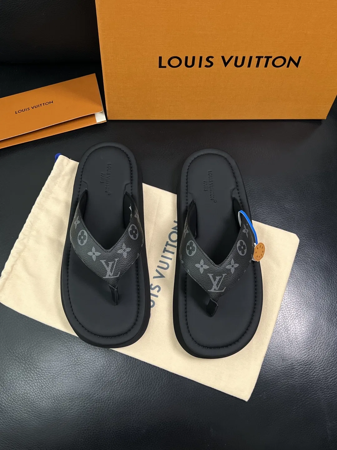LV 27FW HOSLVLO 008 쪼리 12