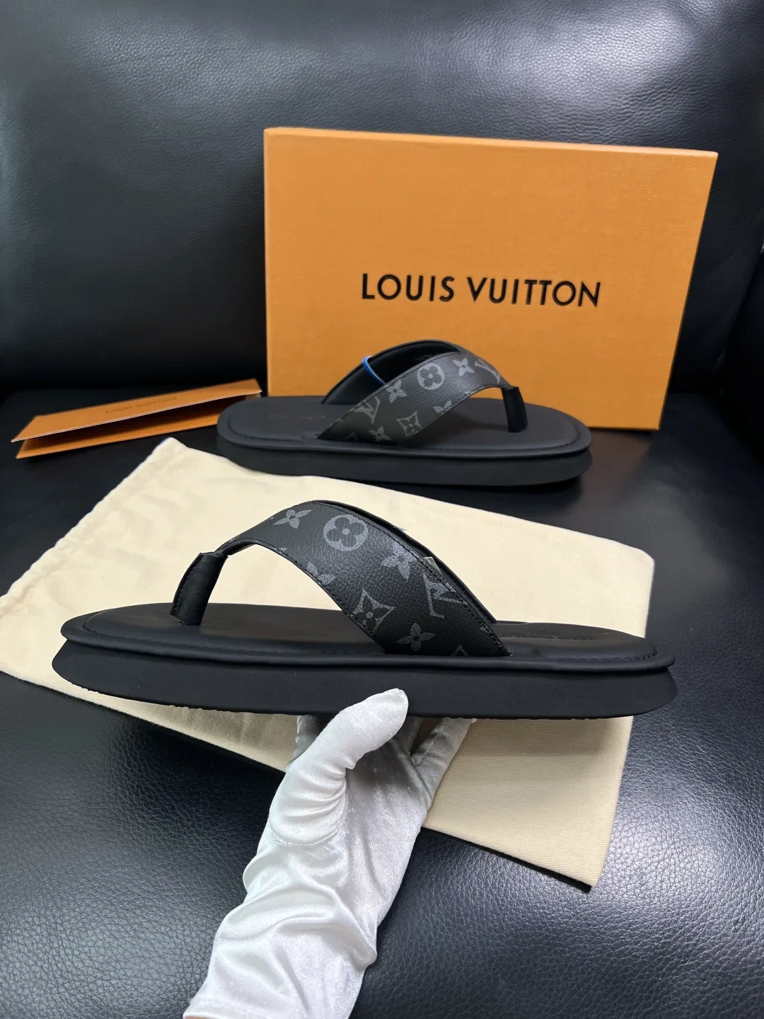 LV 27FW HOSLVLO 008 쪼리 14