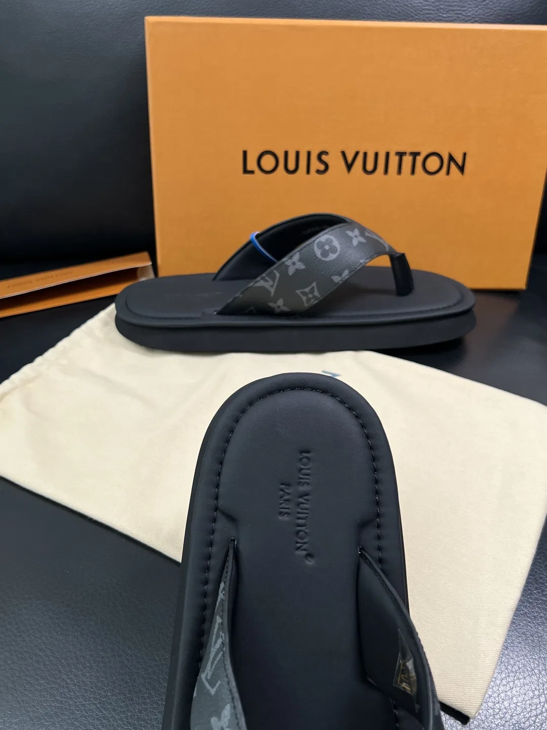 LV 27FW HOSLVLO 008 쪼리 15