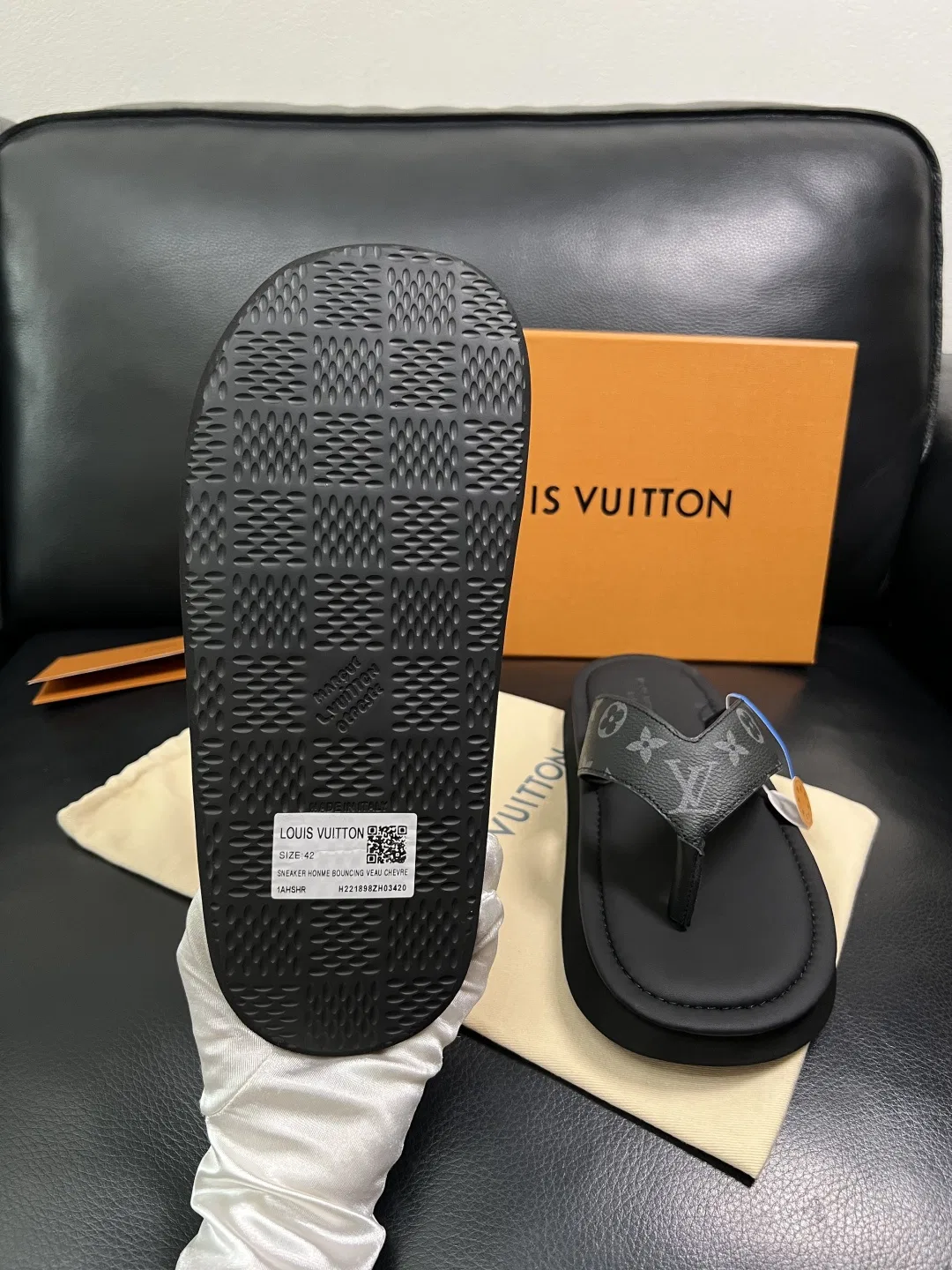 LV 27FW HOSLVLO 008 쪼리 17
