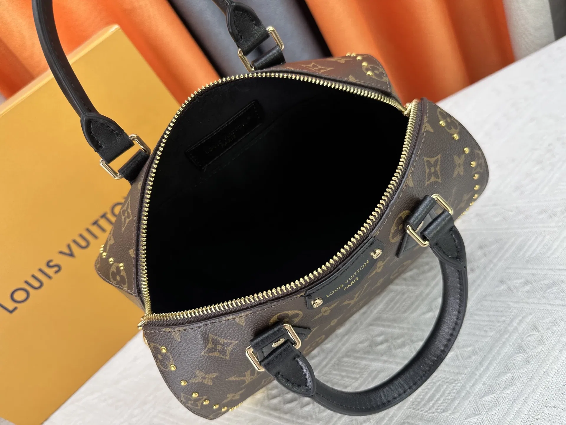 LV 27FW JBJVXGJ 069 토트백 9