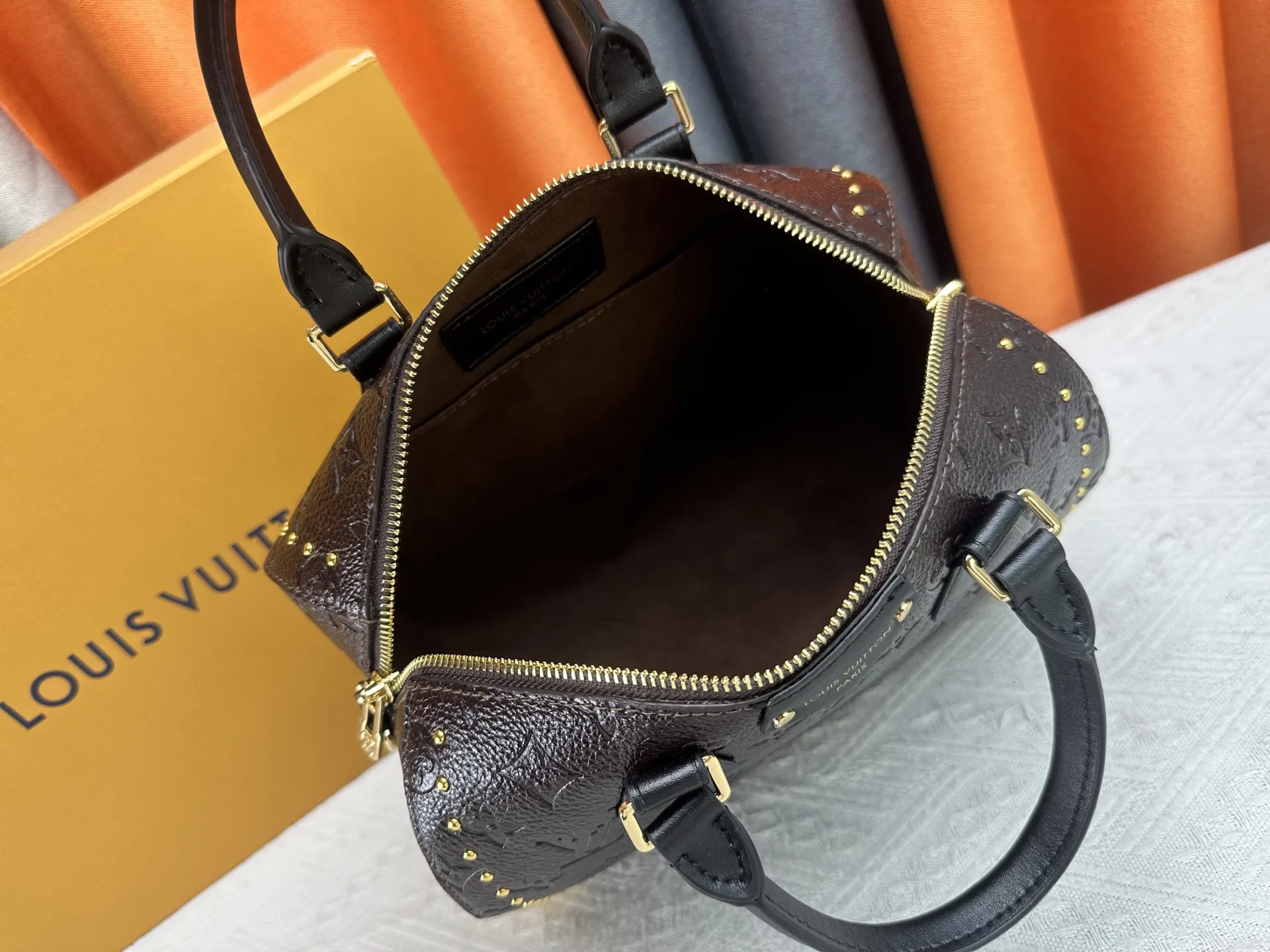 LV 27FW JBJVXGJ 070 토트백 9