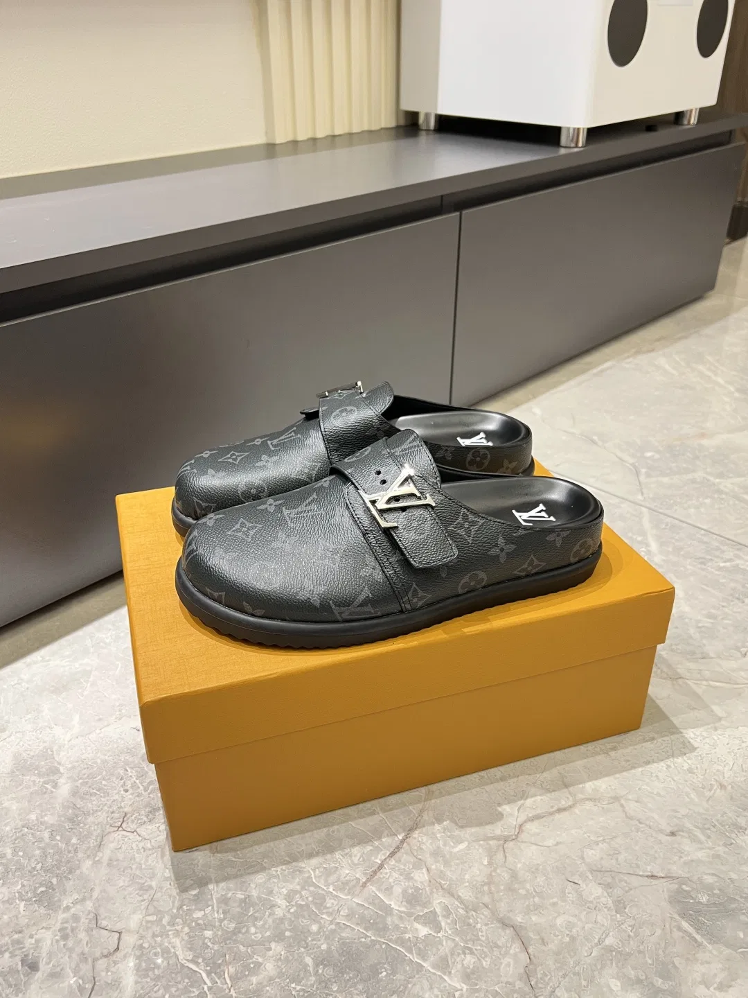 LV 27FW LDWAQLG 007 슬리퍼 9