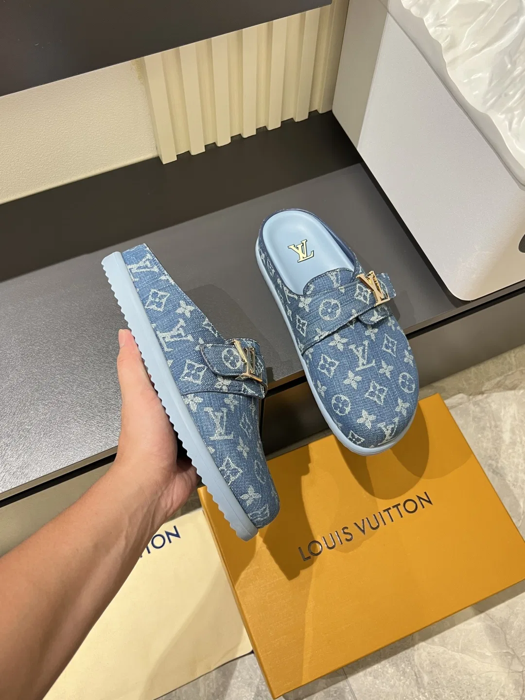 LV 27FW LDWAQLG 007 슬리퍼 12
