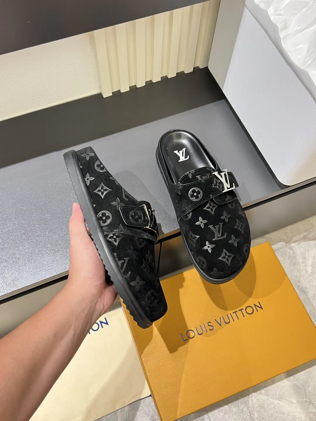LV 27FW LDWAQLG 008 슬리퍼 7