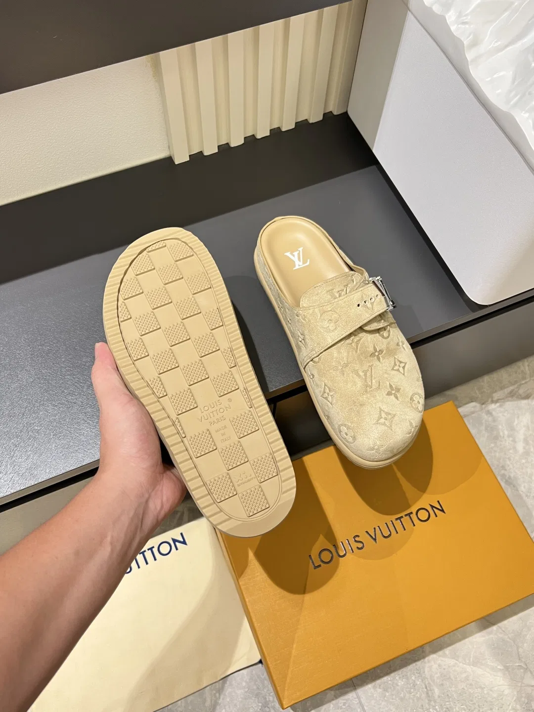 LV 27FW LDWAQLG 008 슬리퍼 18