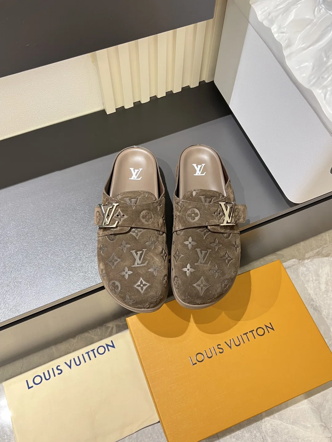 LV 27FW LDWAQLG 008 슬리퍼 23