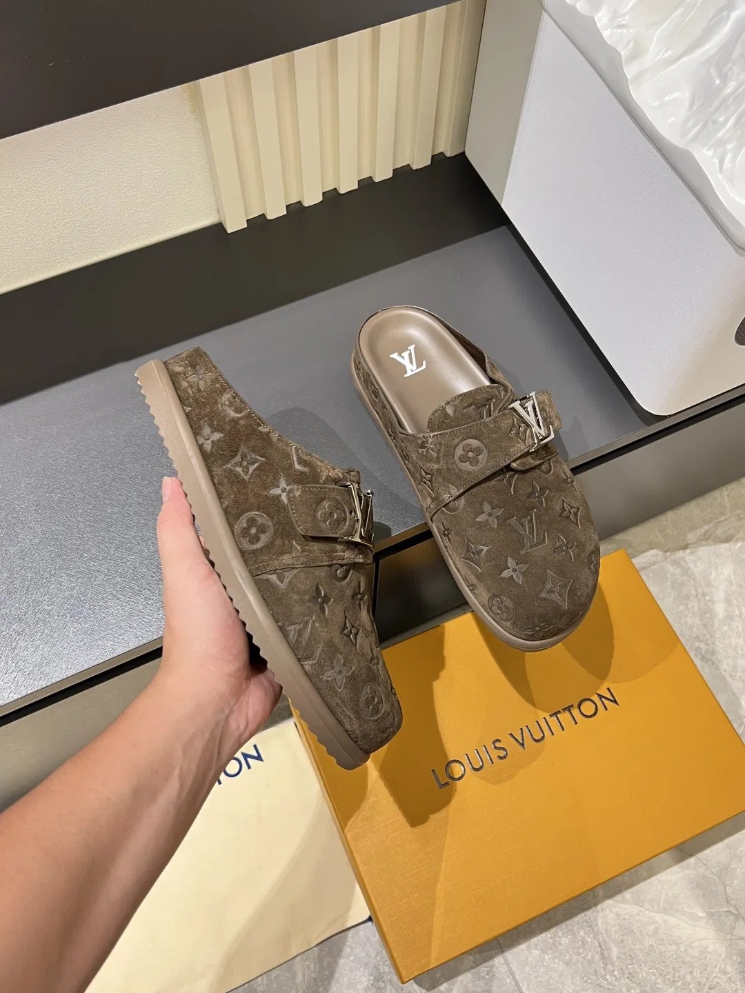 LV 27FW LDWAQLG 008 슬리퍼 25