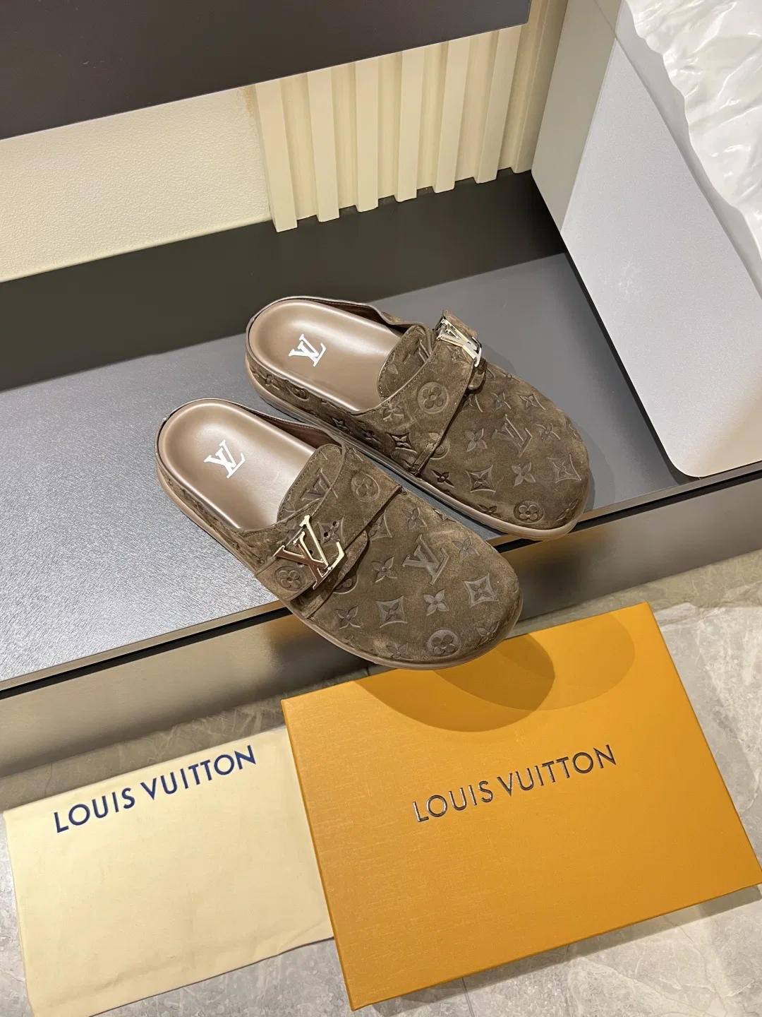 LV 27FW LDWAQLG 008 슬리퍼 28