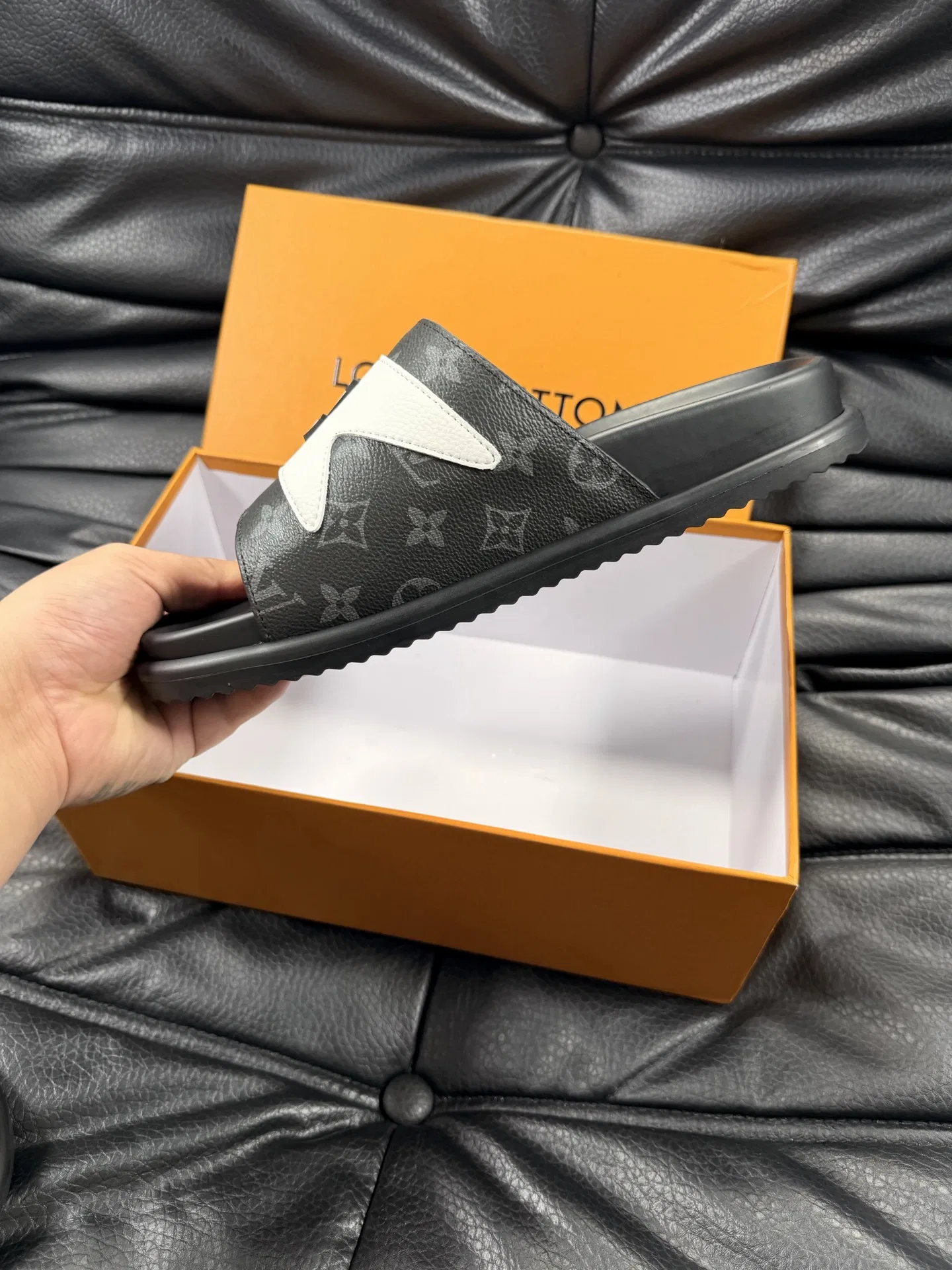 LV 27FW LDWAQLG 021 슬리퍼 8
