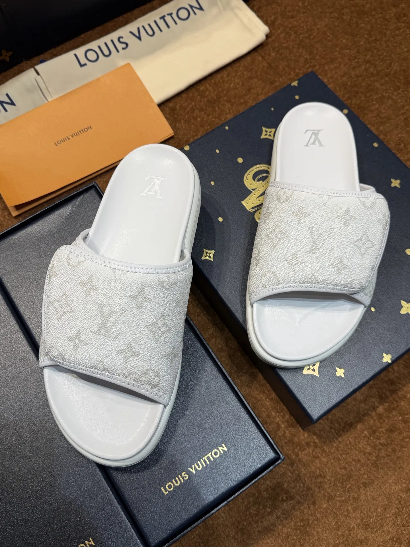 LV 27FW LDWAQLG 025 슬리퍼 10