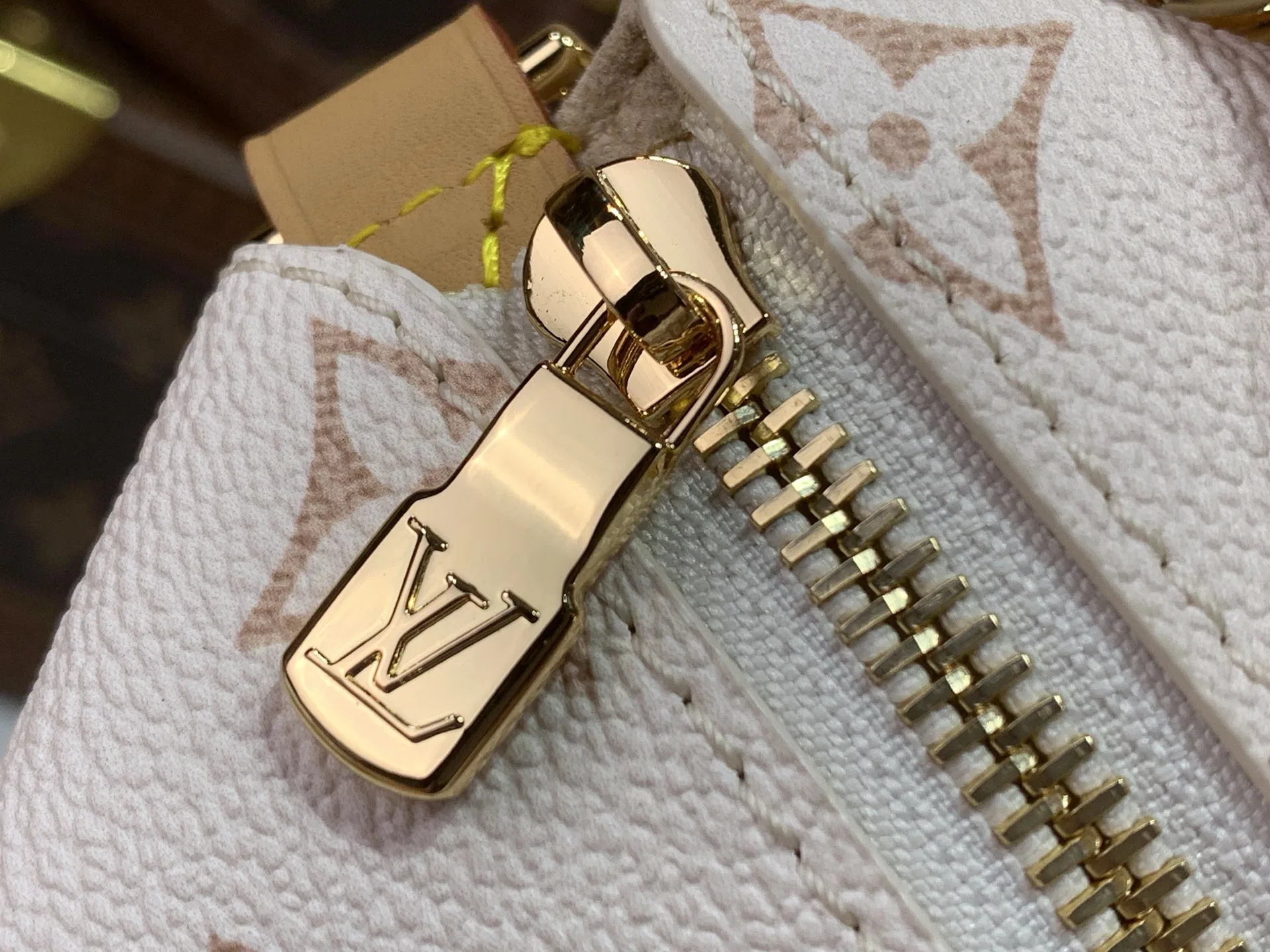 LV 27FW LDWAQLG 041 숄더백 12