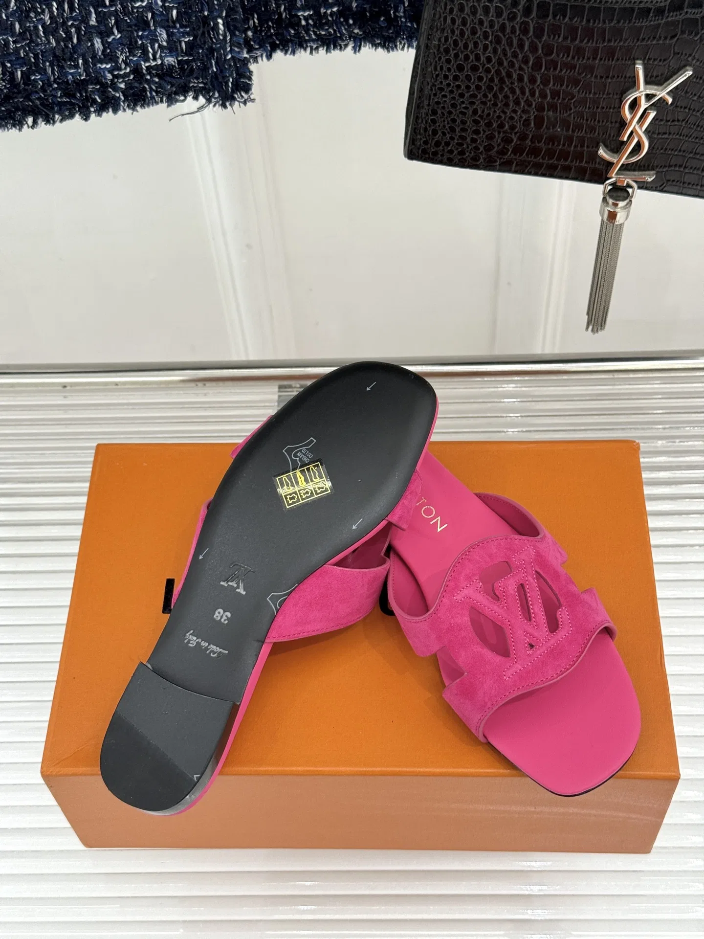 LV 27FW LDWAQLG 051 슬리퍼 9