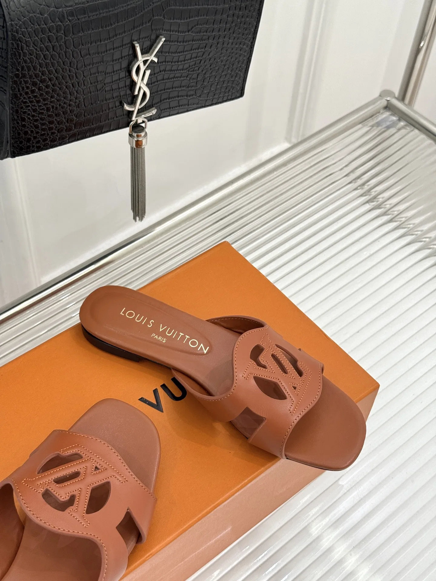LV 27FW LDWAQLG 051 슬리퍼 14