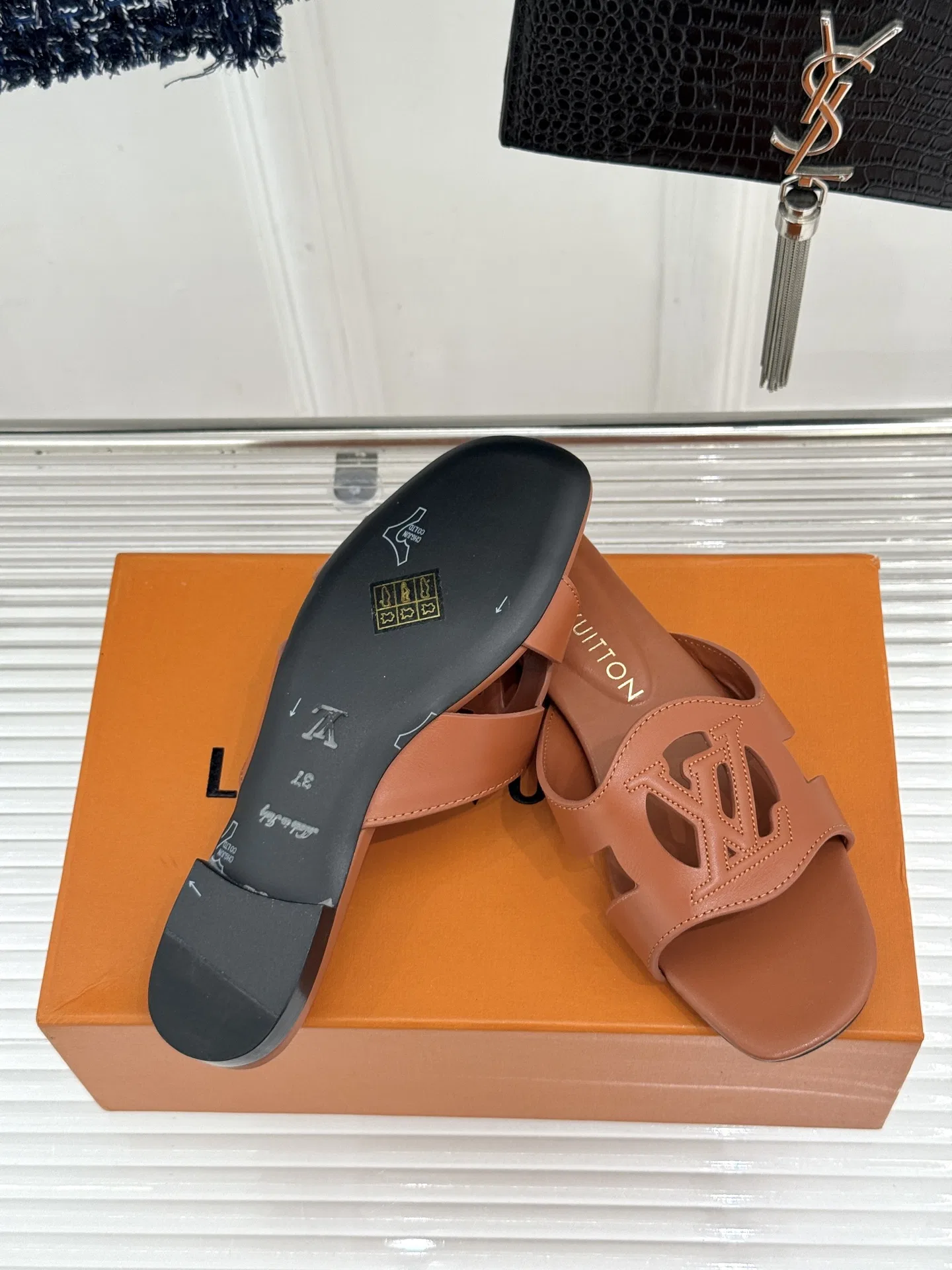 LV 27FW LDWAQLG 051 슬리퍼 18