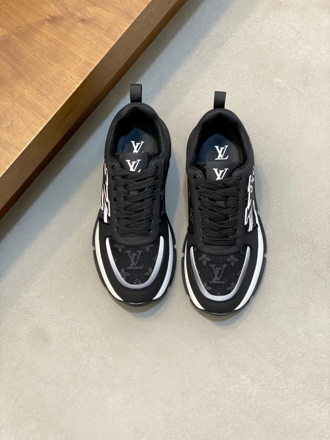 LV 27FW LDWAQLG 053 스니커즈 19