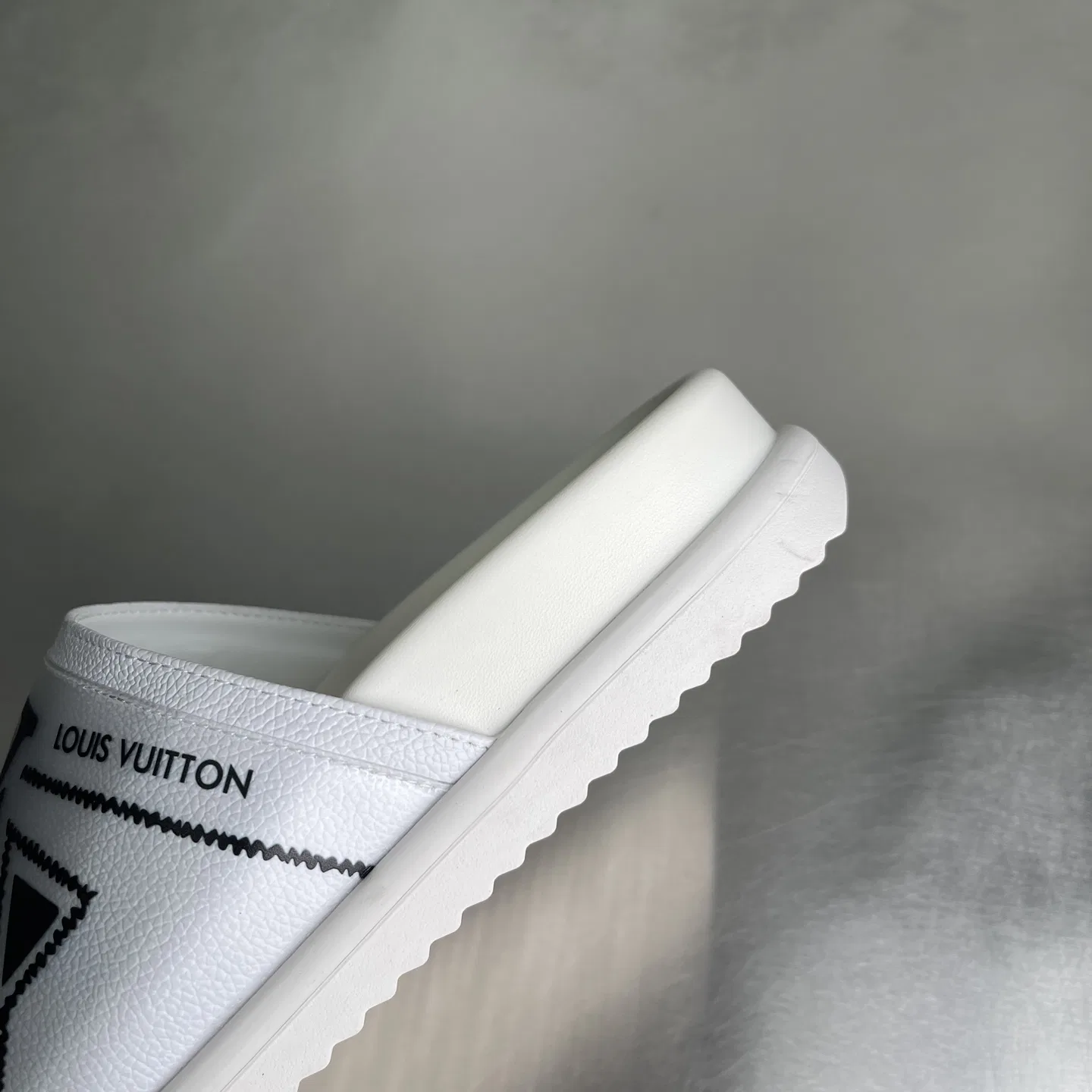 LV 27FW LDWAQLG 055 슬리퍼 14