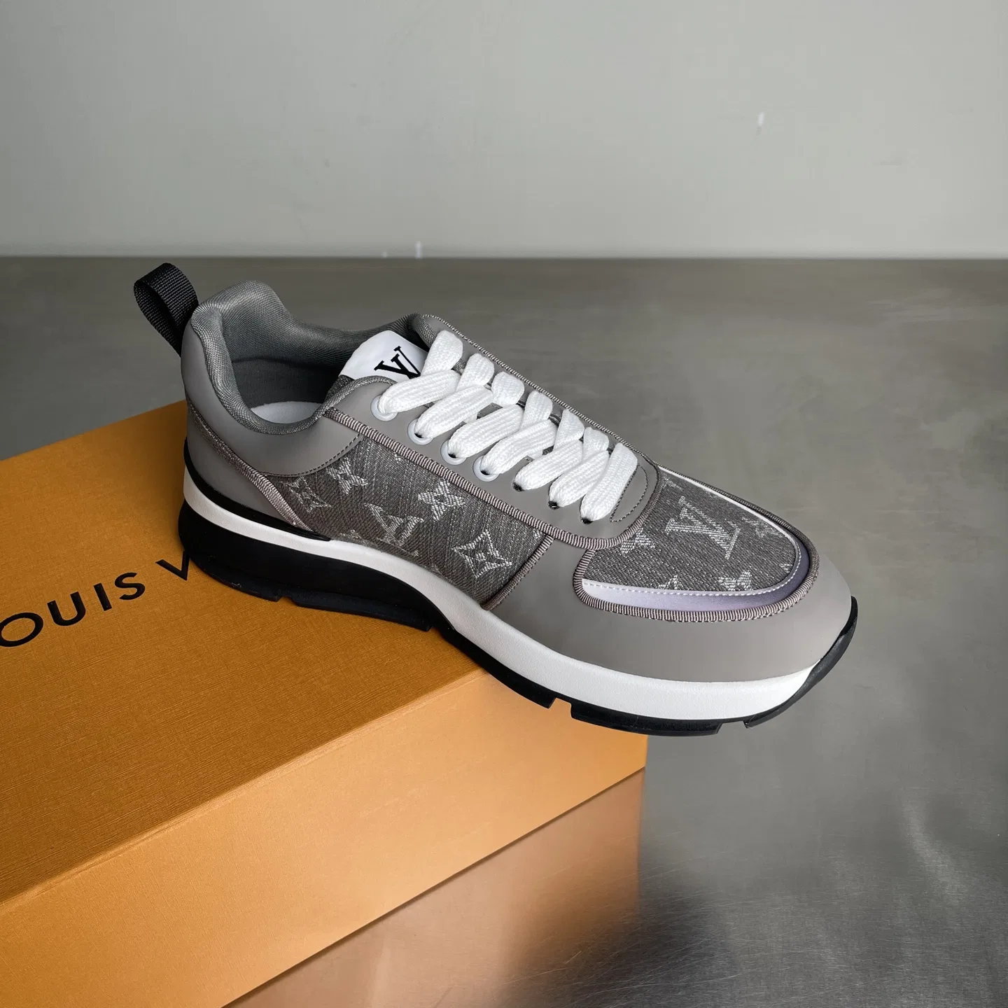 LV 27FW LDWAQLG 066 스니커즈 12