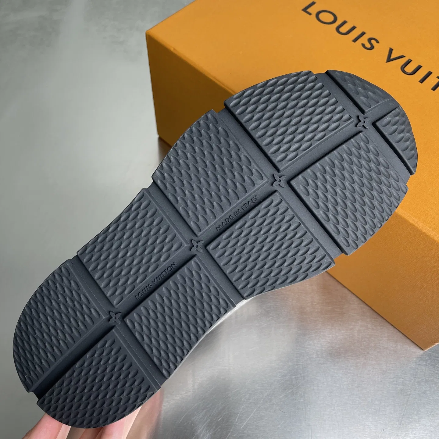 LV 27FW LDWAQLG 066 스니커즈 18
