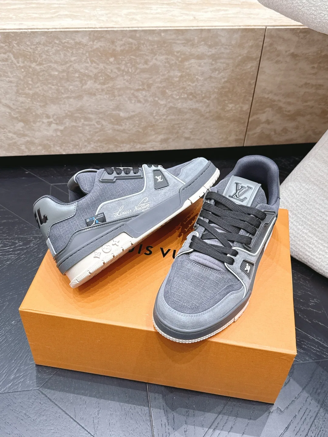 LV 27FW LDWAQLG 081 스니커즈 14