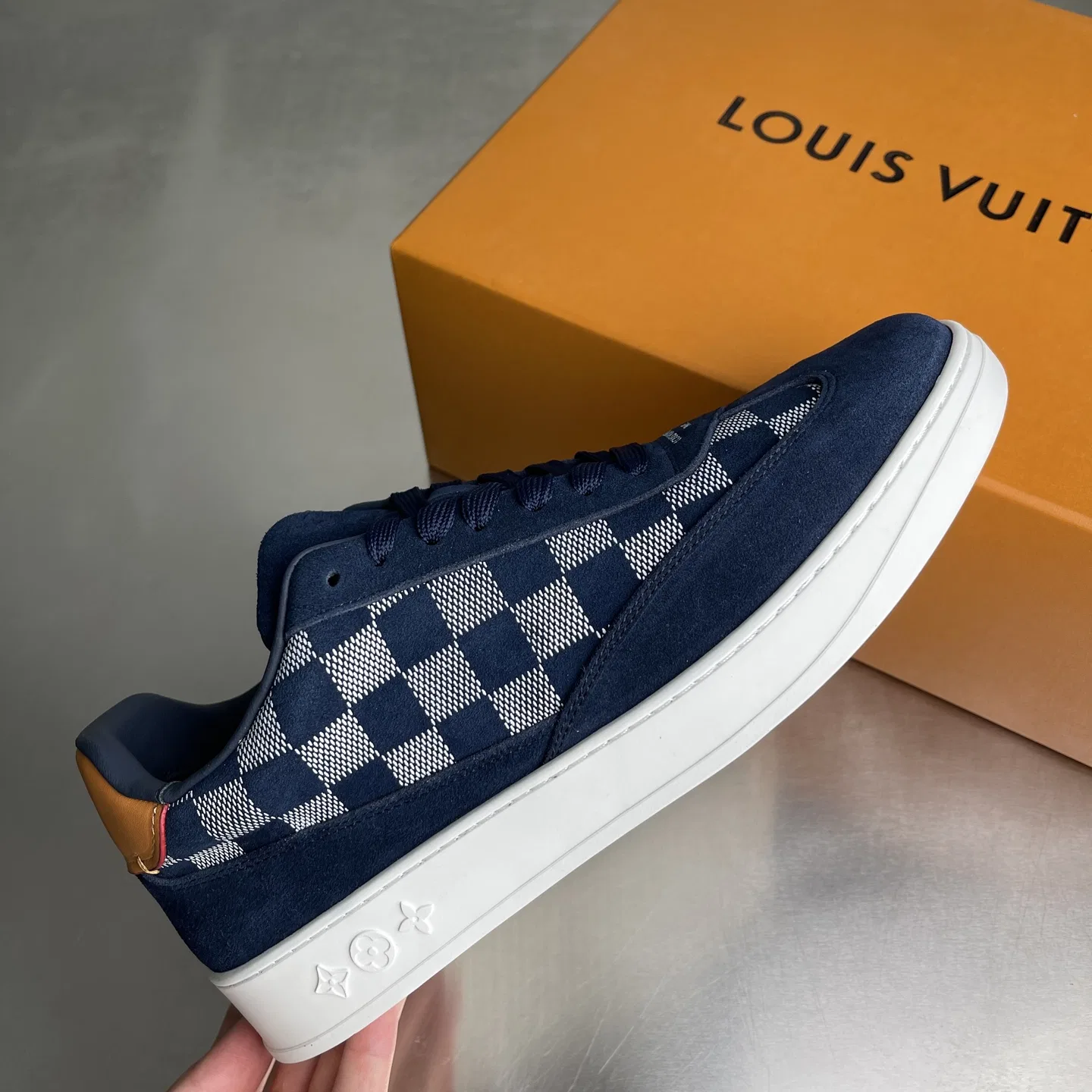 LV 27FW LDWAQLG 090 스니커즈 12