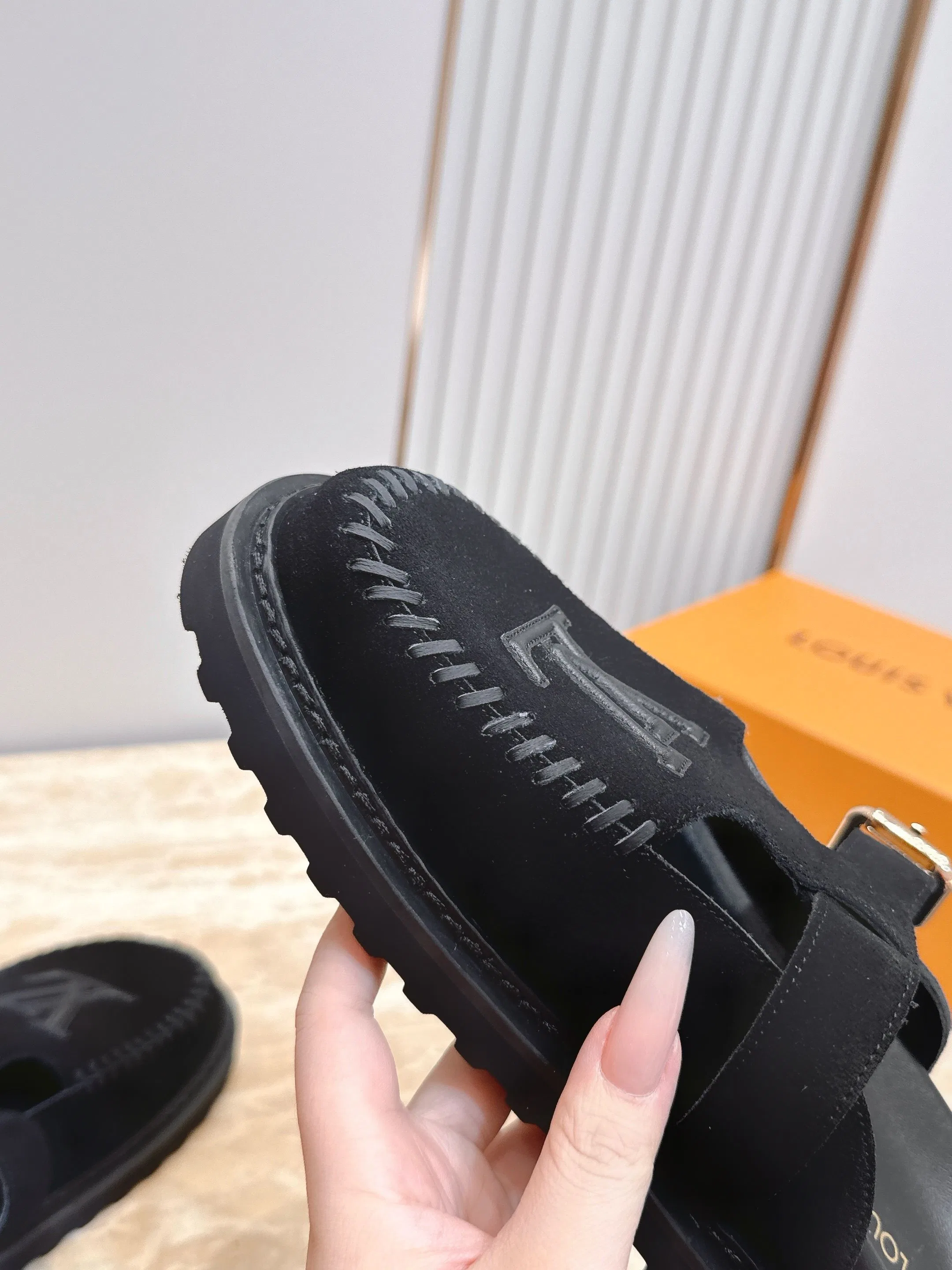 LV 27FW LDWAQLG 114 슬리퍼 11