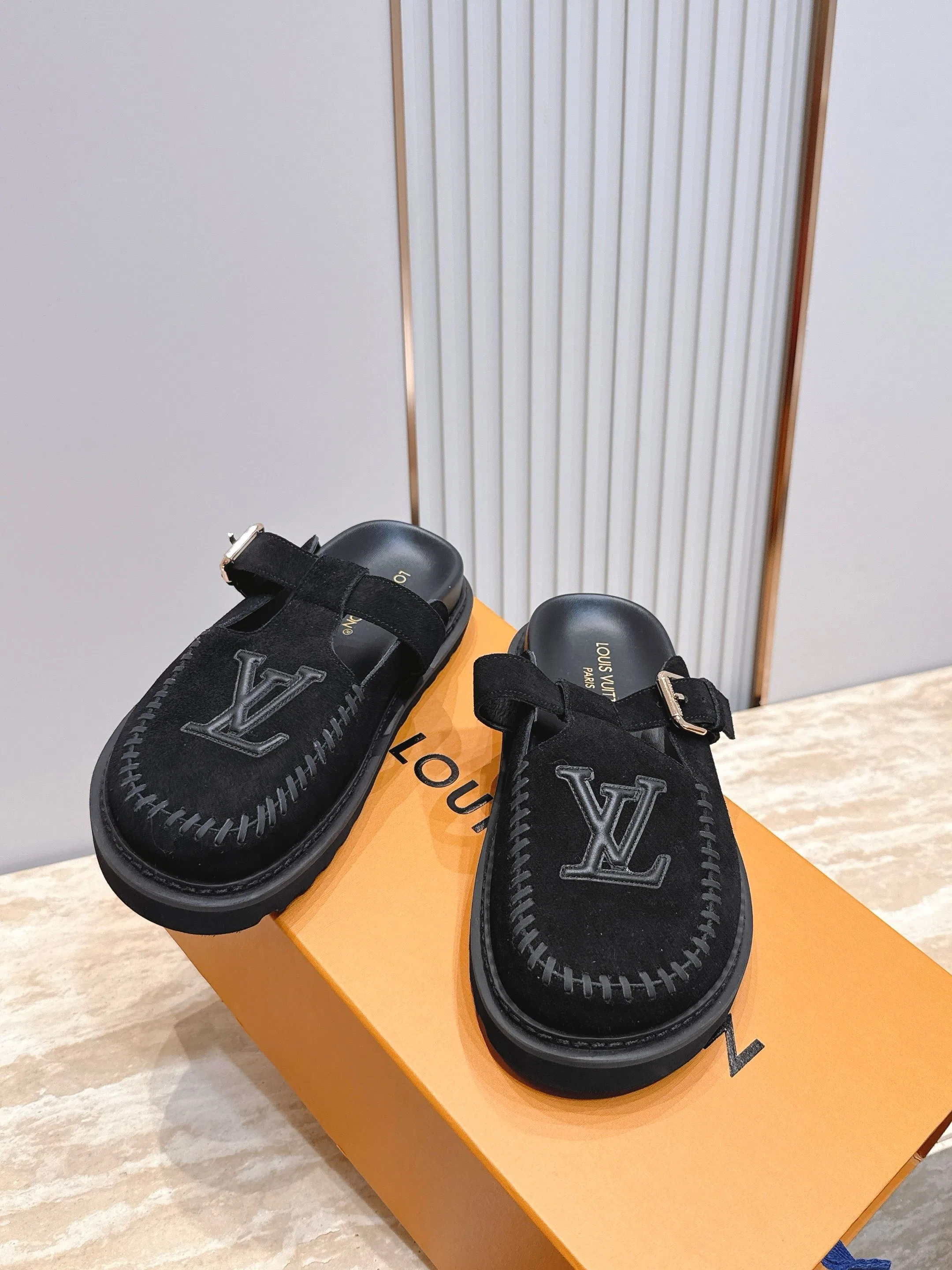LV 27FW LDWAQLG 114 슬리퍼 12