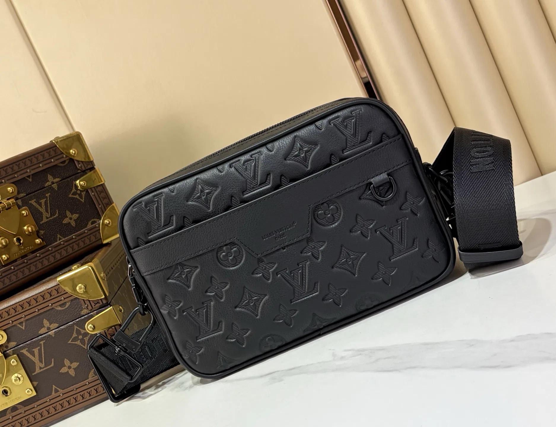 LV 27FW LDWAQLG 126 크로스백 10