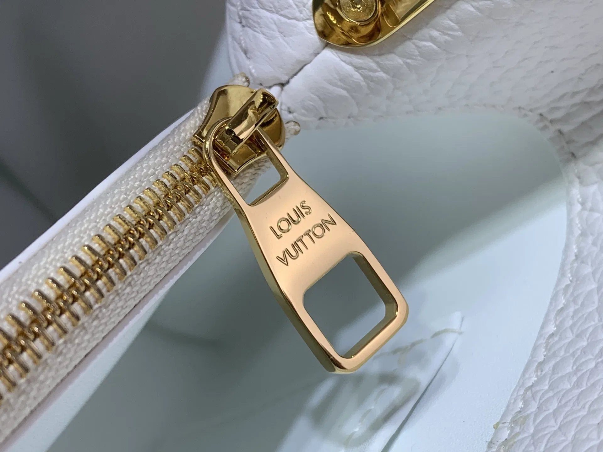 LV 27FW LDWAQLG 127 토트백 11