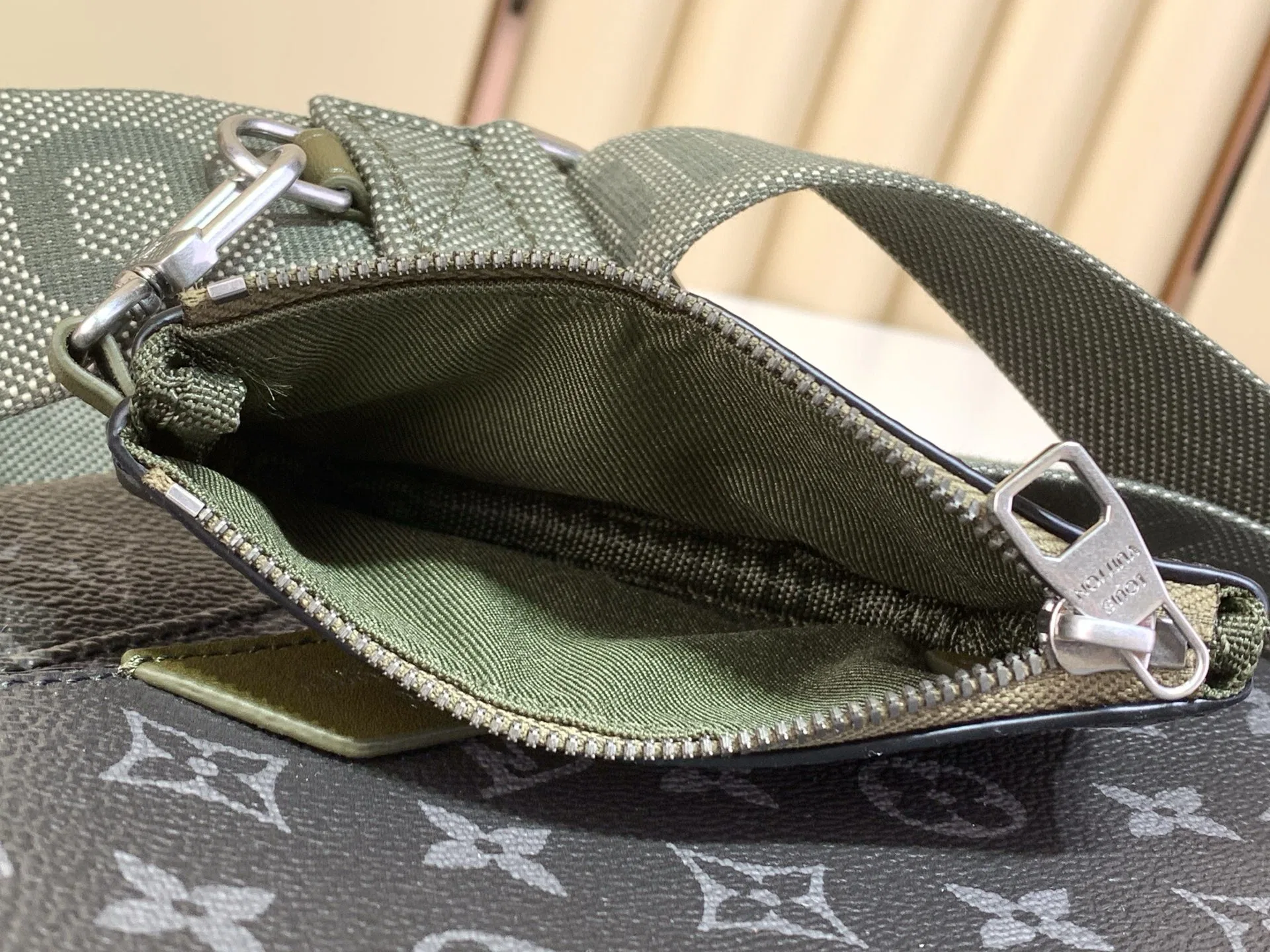 LV 27FW LDWAQLG 129 크로스백 7