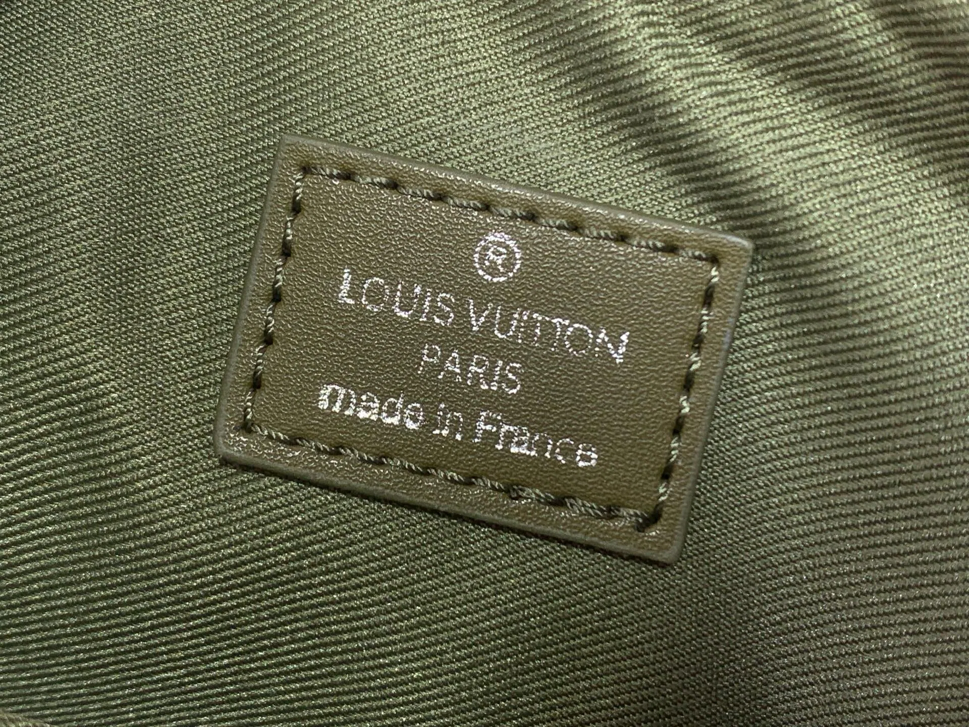 LV 27FW LDWAQLG 129 크로스백 8