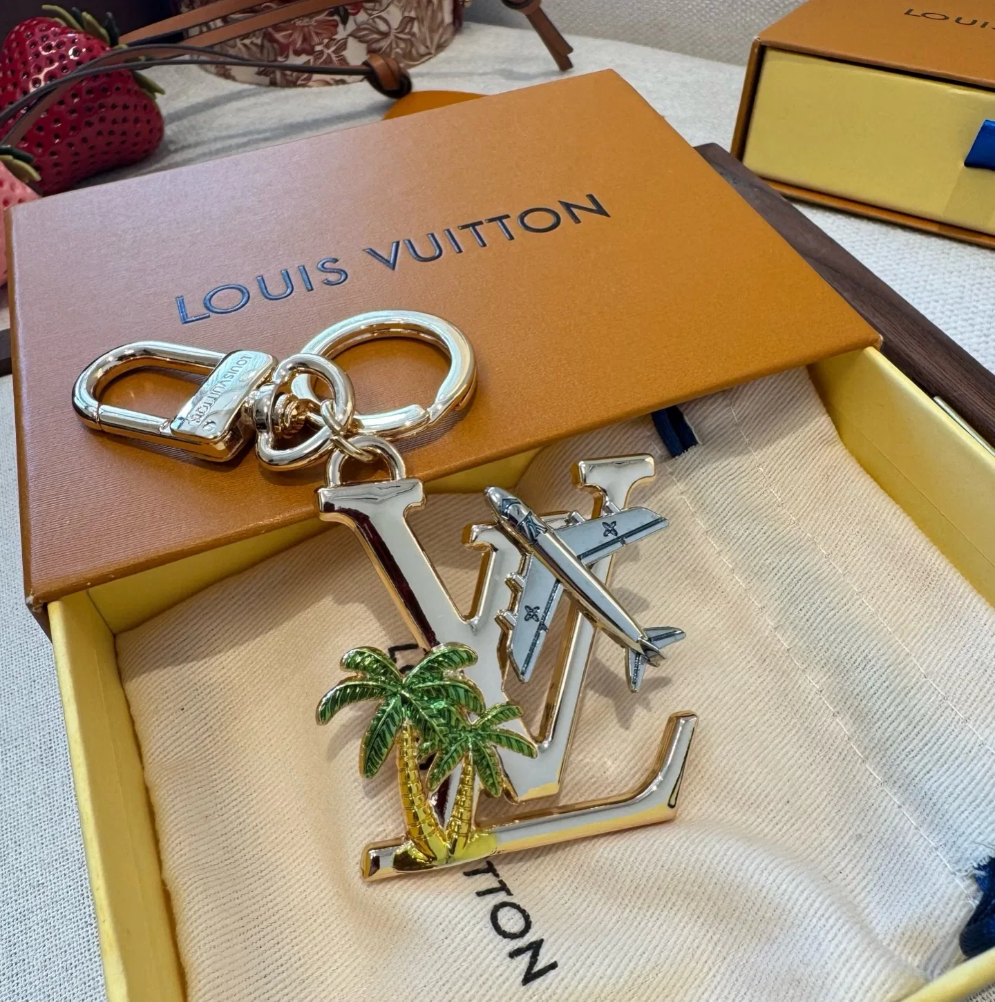 LV 27FW NSOVAAJ 001 키링 7
